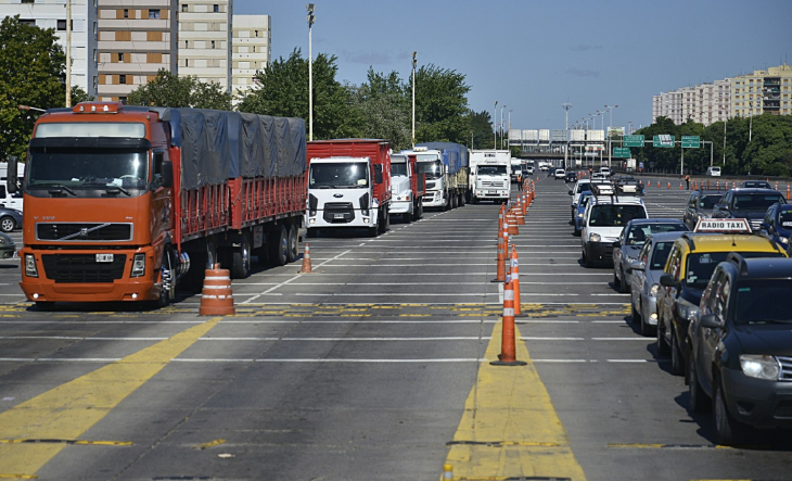 Finde largo restringen la circulación de camiones por autopistas y rutas