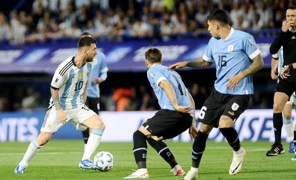 Argentina se enfrenta ante Uruguay con la meta de mantener su invicto y  buscar la cima