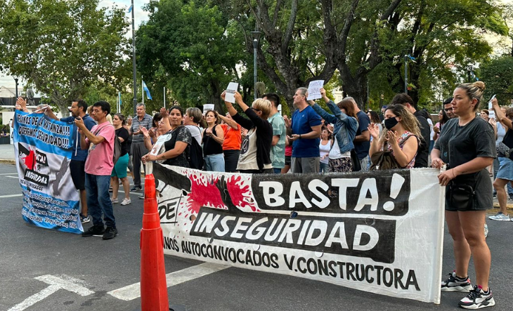 Vecinos Protestaron Por La Inseguridad En La Puerta Del Palacio Municipal